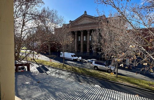 Bendigo Apartment | Prime Location | Art, Food & Markets at Your Door | Strong Wi-Fi | Parking | A/C