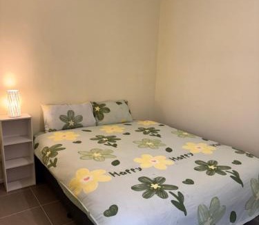 St. Albans Apartment | Prime location bedroom