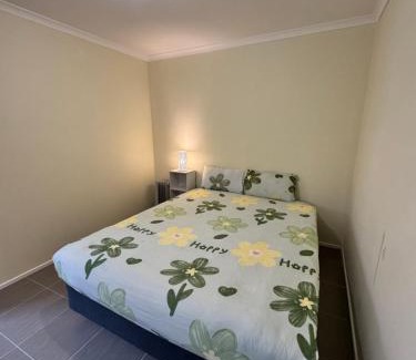 St. Albans Apartment | Prime location bedroom