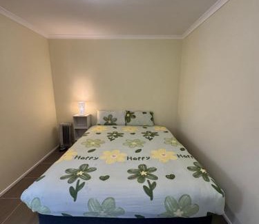 St. Albans Apartment | Prime location bedroom