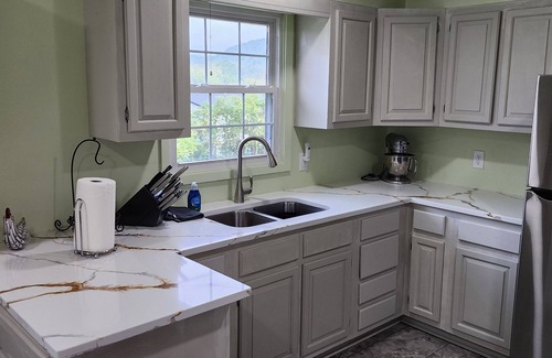 Belmont House | Prime Location! Cozy 2-Bedroom Stay Near Restaurants & Attractions