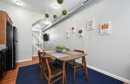 East Allegheny House | Prime Location, Free Parking, Fast WiFi, Walkable