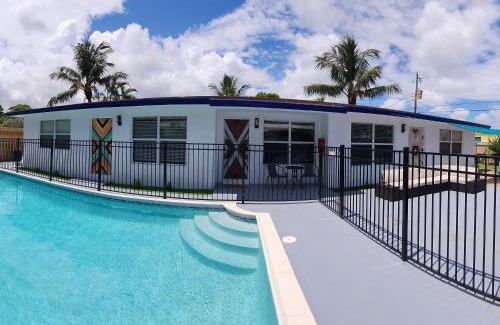 Central Oakland Park Apartment | Prime Location Gateway with Pool & Patios, Near Beaches, Groceries and Restaurants