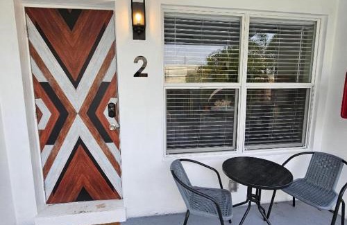 Central Oakland Park Apartment | Prime Location Gateway with Pool & Patios, Near Beaches, Groceries and Restaurants