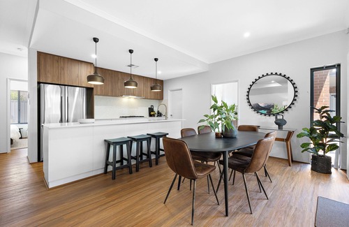 Victoria Park House | Prime Location I New & Modern