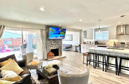 North Clairemont House | Prime Location: Lux 4BR w Pool/Spa/Cabana/Firepit