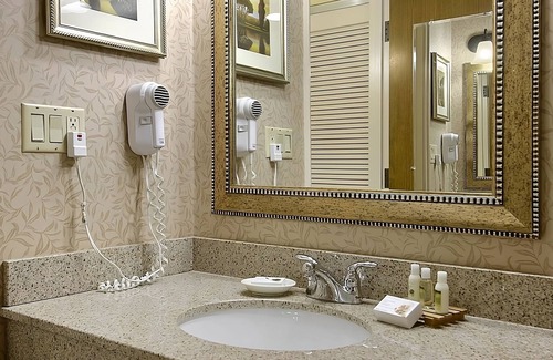 Wenatchee Hotel | Prime Location! Pet-Friendly Property, Onsite Pool, Free Parking