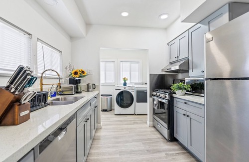 Alhambra Apartment | Prime location Private entry 3bed 2bath Close to DT Alhambra Kingsize Bed! 1n