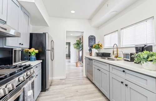 Alhambra Apartment | Prime location Private entry 3bed 2bath Close to DT Alhambra Kingsize Bed! 1n