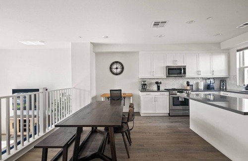 Grantville House | Prime location: SDSU/Snapdragon stadium & shopping