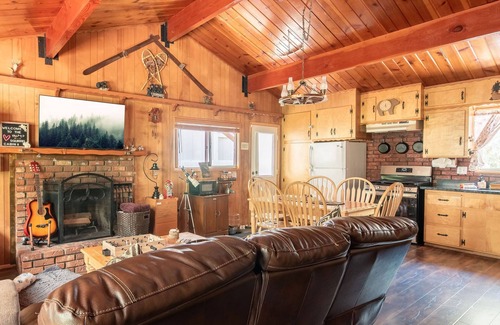 Big Bear Lake House | PRIME Location~Walk to Ski Shuttle ~ Fully Fenced ~ EV Charger ~ Mini Sled Hill