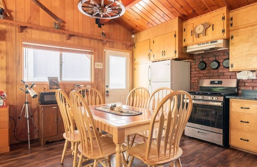 Big Bear Lake House | PRIME Location~Walk to Ski Shuttle ~ Fully Fenced ~ EV Charger ~ Mini Sled Hill