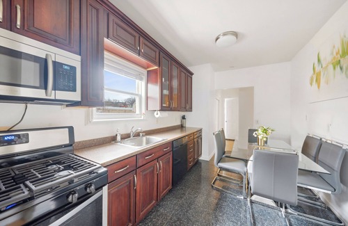 Southeast Yonkers House | Prime NY Luxury Getaway with King Bed + Easy Parking