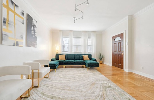 Southeast Yonkers House | Prime NY Luxury Getaway with King Bed + Easy Parking