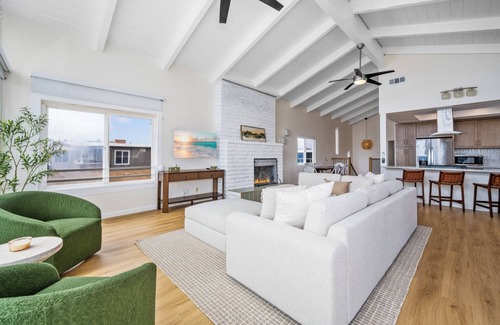 Newport Beach Apartment | Prime Oceanfront Location: with Direct Beach Access
