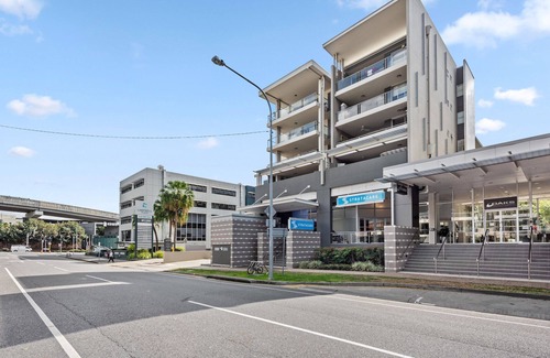 Bowen Hills Apartment | Prime Position! 3bed/2bath/1car ~ 10mins to CBD