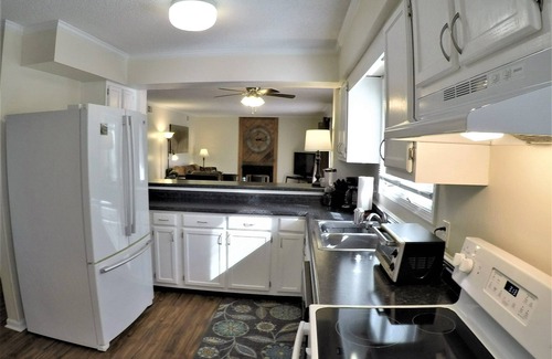 Racquet Club Village Condo | Prime S. Asheville Racquet Club Condo - Close to Blue Ridge Parkway!
