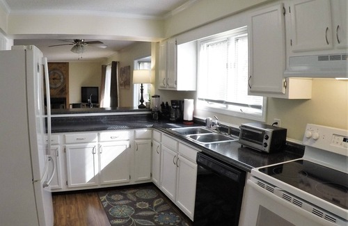 Racquet Club Village Condo | Prime S. Asheville Racquet Club Condo - Close to Blue Ridge Parkway!
