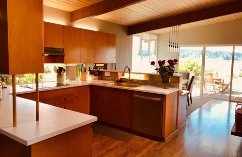 Gig Harbor House | Prime Sandy Beachfront Home with Mountain Views - 5 minutes to Gig Harbor/Tacoma