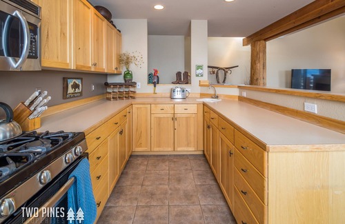 Saddle Ridge House | Prime Ski-In/Out Saddle Ridge| Private Hot Tub | 7 Min Drive to Resort