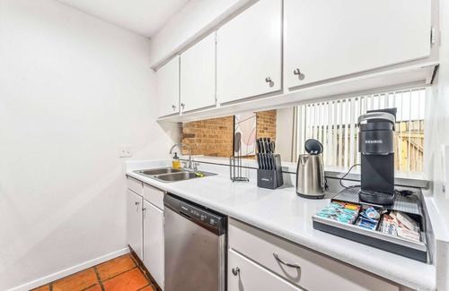 Windsor Park Apartment | Prime SoCo cozy 1BR king suite w/pool, parking