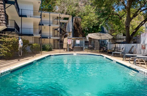 Windsor Park Apartment | Prime SoCo cozy 1BR king suite w/pool, parking