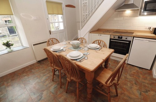 Edmonton Cottage | PRIMROSE COTTAGE, family friendly, with open fire in Edmonton