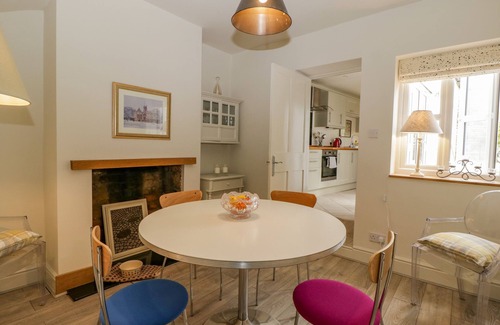 Winchcombe House | PRIMROSE COTTAGE, pet friendly, with a garden in Winchcombe