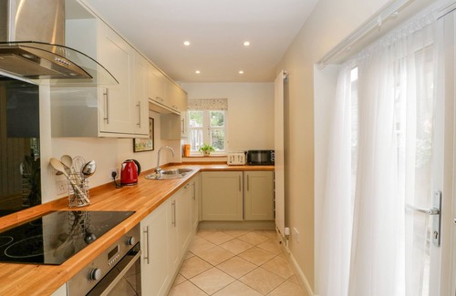 Winchcombe House | PRIMROSE COTTAGE, pet friendly, with a garden in Winchcombe