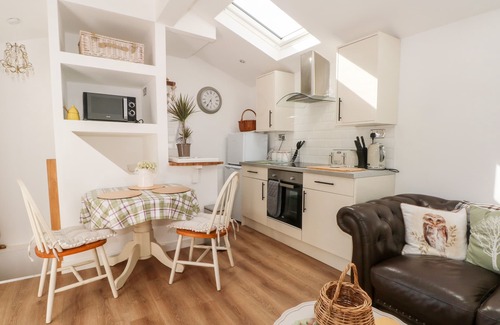 Flintshire House | PRIMROSE COTTAGE, romantic, character holiday cottage in Mold