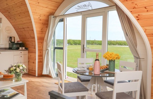 Hornsea Cottage | PRIMROSE, pet friendly, with a garden in Hornsea