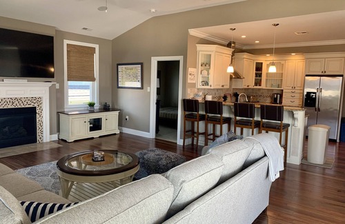 Gold Coast Condo | Pristine 5 bedroom, 4th house from the beach; 24th Street beach