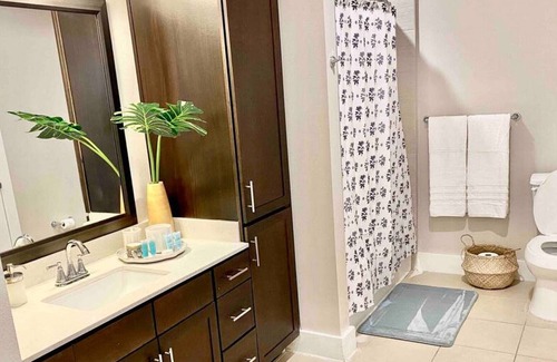 College Station Apartment | Pristine Apartment w/ King Bed & Resort Style Pool