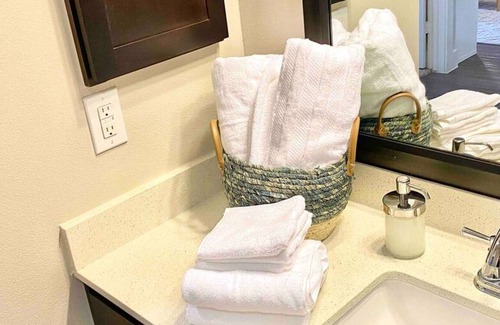 College Station Apartment | Pristine Apartment w/ King Bed & Resort Style Pool