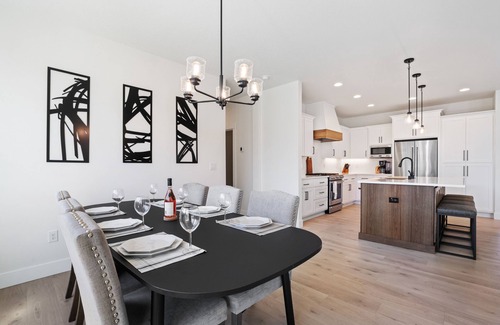 Brush Prairie House | Pristine & NEW exec home. Playground. King bed. 3 car garage.
