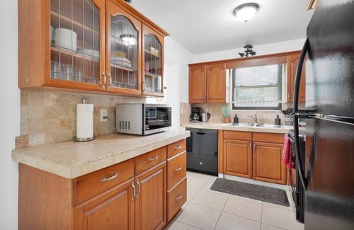 Hyde Park House | ~Pristine Paw Pad Sleeps 9 Near NAS Jax~
