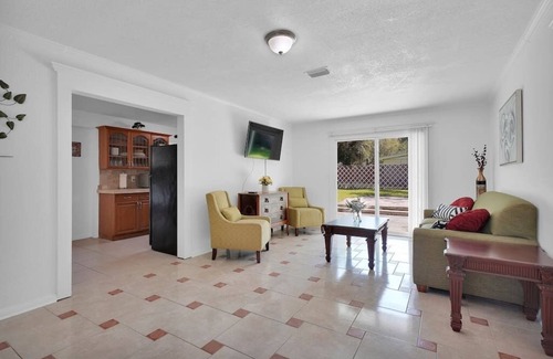 Hyde Park House | ~Pristine Paw Pad Sleeps 9 Near NAS Jax~