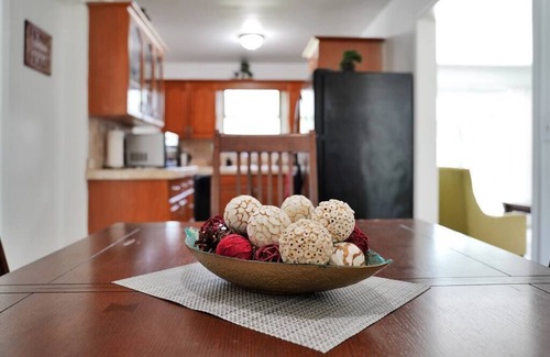 Hyde Park House | ~Pristine Paw Pad Sleeps 9 Near NAS Jax~