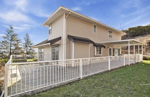 West Abbotsford House | Private 1 acre Home with a view, Close to the Highway and Mall