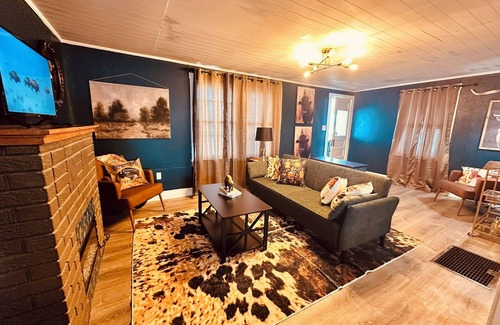 Russell Condo | Private 1 Bedroom/1 Bathroom with Kitchenette/LR/Fireplace/Community Laundry-Sleeps Up to 4 PP