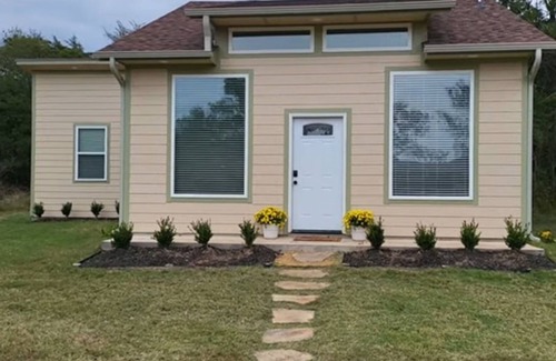 Langston House | Private 1-Bedroom In Bright Bungalow at Ballards by The Lake