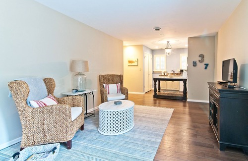 Yorktown Cottage | Private 2,000 Sq Ft Cottage in Historic Yorktown- w/trolley access