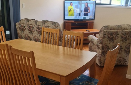 Darra Cottage | Private 2 Bedroom Granny Flat. Sleeps 5, Pets Welcome