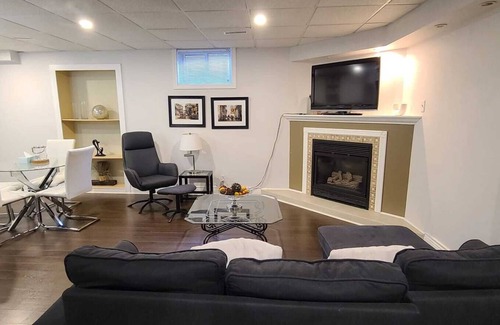 Clarkson-Lorne Park House | Private 2Bed Basement Apt |Self-Check with Kitchn