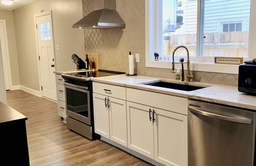 Hermann House | Private 2BR Hermann Home w/Deck + Trolley Pickup - Great Event-Ready Stay!