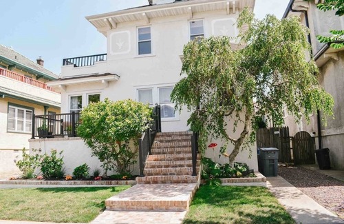 Long Beach Apartment | Private 2nd story apartment in the heart of Long Beach- Pura Vida!