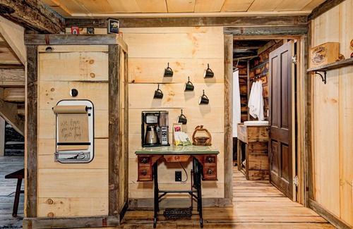 Helmsburg Cabin | Private 3.5 acre Waterfront Cabin with Hot Tub, WiFi, Minutes from Nashville