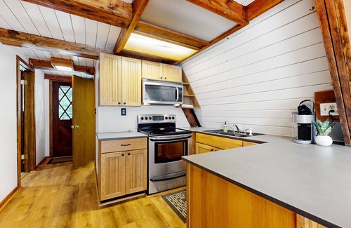 Hyak Cabin | Private, alpine modern A-frame near lake & lifts with firepit & wood stove