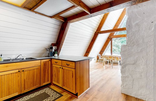 Hyak Cabin | Private, alpine modern A-frame near lake & lifts with firepit & wood stove