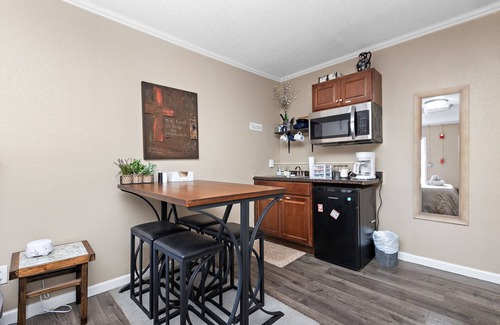 Paola Apartment | Private and cozy apartment in small town Kansas!